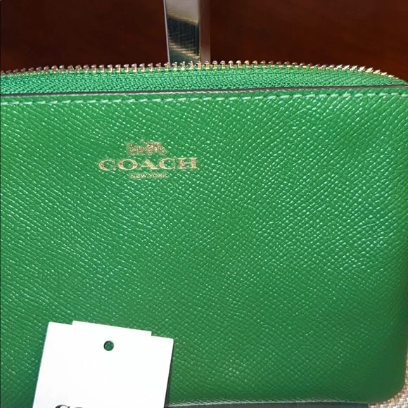 Coach Green Leather Wristlet NWT gold trim. - Picture 8 of 11